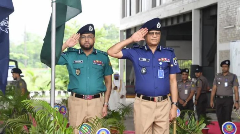 গাঢ় নীল-হালকা জলপাই শার্ট ও খাকি প্যান্টে ফিরলো পুলিশ