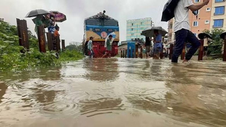 চট্টগ্রামে পানির নিচে রেললাইন, আটকা ‘পর্যটক এক্সপ্রেস’
