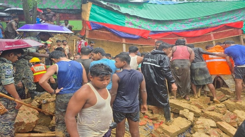 রোহিঙ্গা ক্যাম্পে দেয়ালচাপায় চার মাদ্রাসাছাত্রীর মৃত্যু,  মা