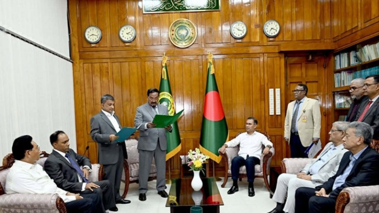 প্রধানমন্ত্রীর উপস্থিতিতে এমপি হিসেবে শপথ নিলেন সরোয়ার আলমগী