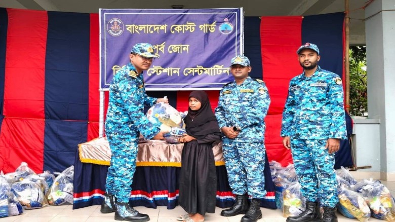 সেন্টমার্টিনে ক্ষতিগ্রস্তদের ত্রাণ বিতরণ করলো কোস্ট গার্ড
