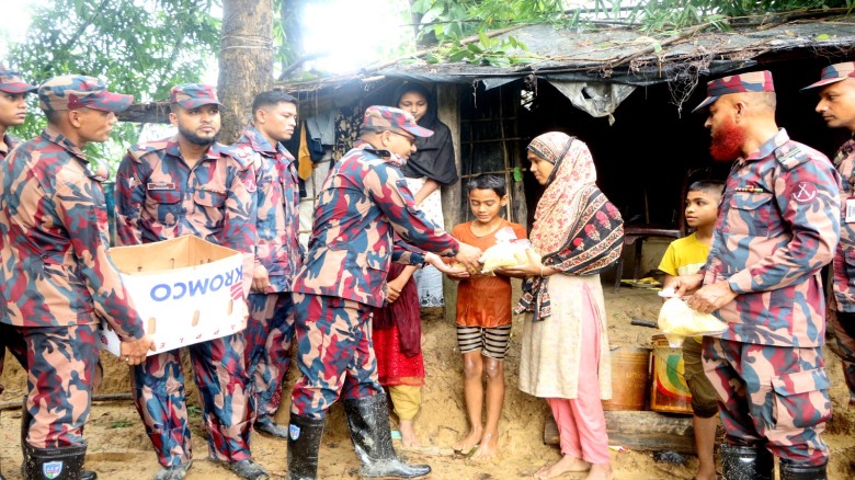 নাইক্ষ্যংছড়িতে বৃষ্টিতে ক্ষতিগ্রস্ত ১৫০ পরিবারের পাশে বিজিবি