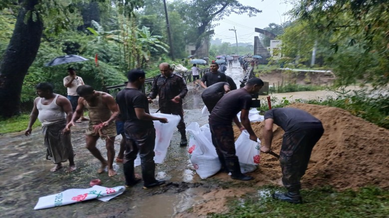 ভারী বৃষ্টিতে নাইক্ষ্যংছড়িতে ঝুঁকিতে স্টিলের সেতু, মেরামতে ব