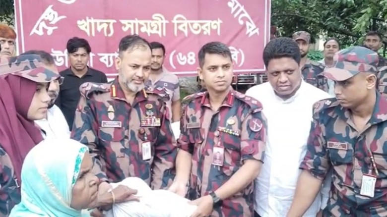 টেকনাফ সীমান্তে বন্যাকবলিত ২০০ পরিবারের বিজিবির ত্রাণ সহায়তা
