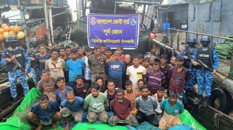 বাঁশখালীতে অবৈধ ট্রলিং বোট ও জাল জব্দ, আটক ৩৭ জেলে