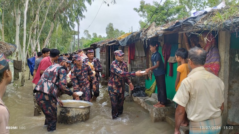 পেকুয়ায় ৫১০ বন্যার্ত পরিবারের বিজিবির ত্রাণ বিতরণ