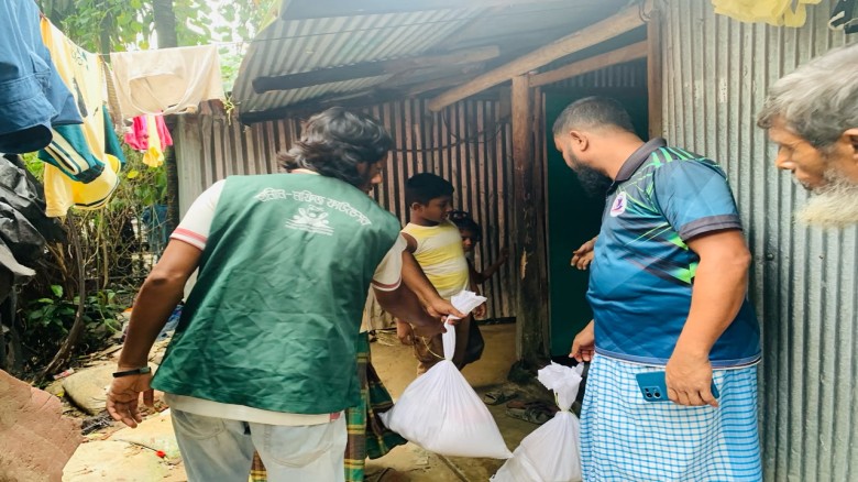 কক্সবাজারে বন্যাকবলিত পরিবারের পাশে হামীম মফিজ ফাউন্ডেশন
