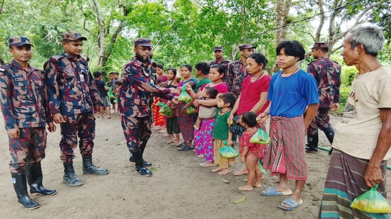 টানা বর্ষণে ক্ষতিগ্রস্ত ১৯০ পরিবারকে বিজিবির খাদ্য সহায়তা