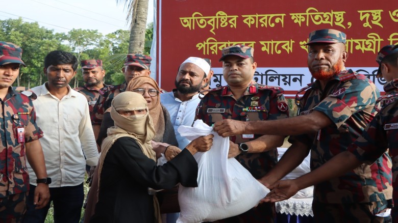 রামুতে বন্যার্ত ২৫০ পরিবারকে বিজিবির খাদ্য সহায়তা বিতরণ
