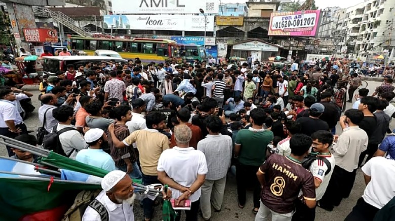 এইচএসসি পরীক্ষার্থীদের সায়েন্স ল্যাব মোড় অবরোধ, শিক্ষামন্ত্