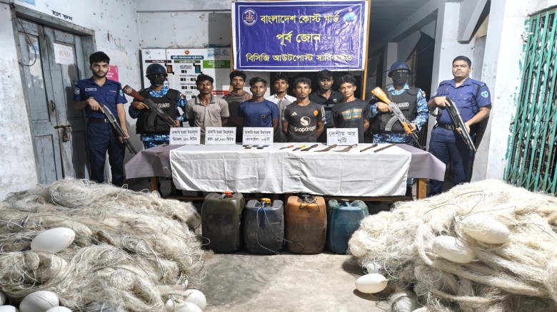 সন্দ্বীপে যৌথ অভিযানে ৭ জলদস্যু আটক, দেশীয় অস্ত্র ও ডাকাতির