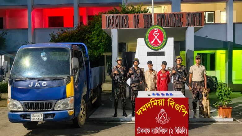 টেকনাফে বিজিবির অভিযানে ৮,৮১০ পিস ইয়াবাসহ ২ মাদক কারবারি আট