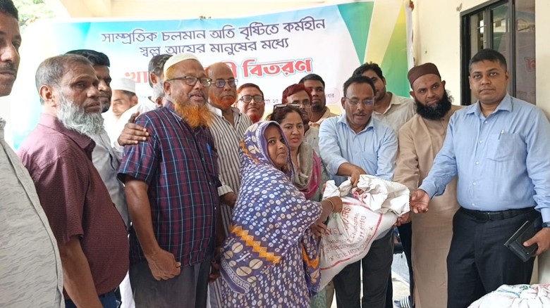 কুতুবদিয়ায় বন্যাদুর্গত ৫০০ পরিবারের মাঝে জেলা পরিষদের ত্রাণ 
