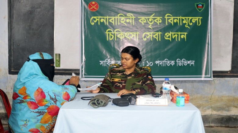 সাতকানিয়ায় বন্যাদুর্গতদের জন্য সেনাবাহিনীর মেডিকেল ক্যাম্প,