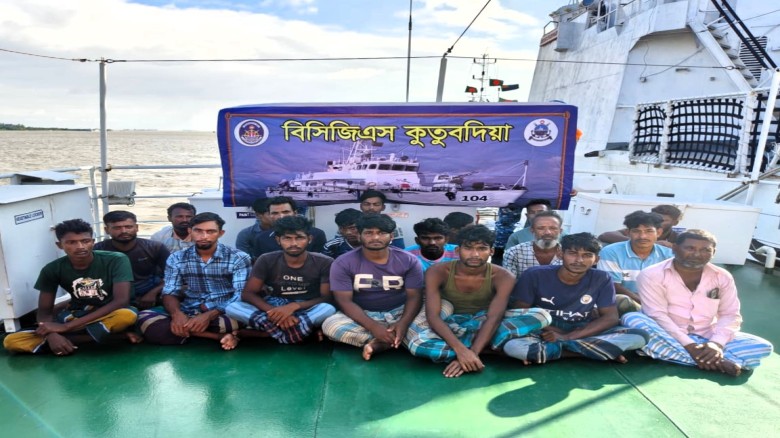 ইঞ্জিন বিকল হয়ে গভীর সমুদ্রে ভাসছিল ফিশিং বোট, ১৯ জেলেকে উদ্