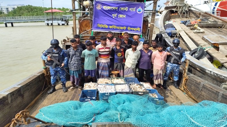 বাঁশখালীতে অবৈধ ট্রলিং বোট জব্দ, ১৩ জেলে আটক