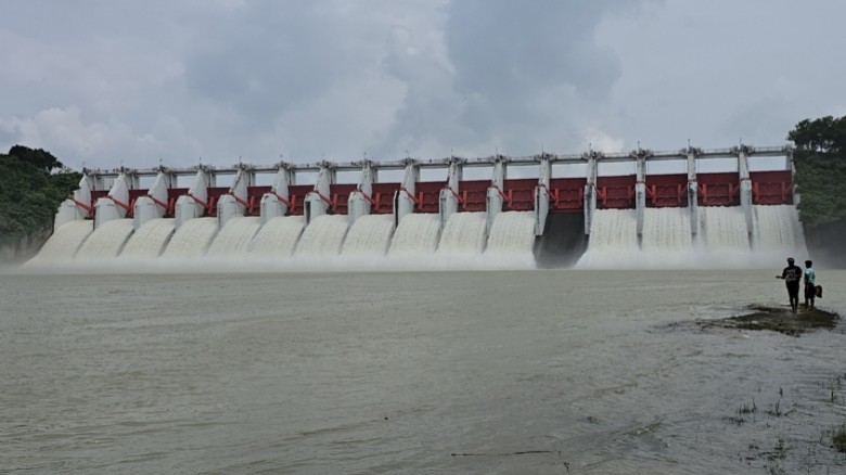 কাপ্তাই হ্রদের পানি বাড়ায় শনিবার স্পিলওয়ের গেট খোলার সিদ্ধান