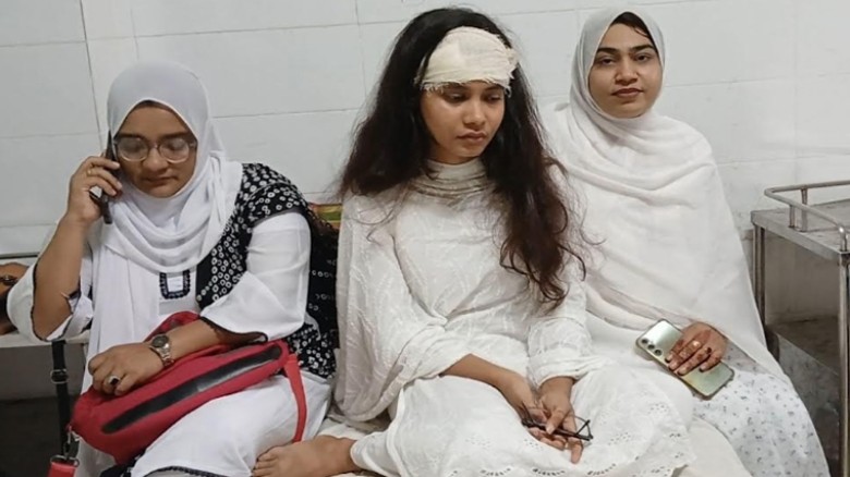 আদালতে চলাকালে নারী আইনজীবীর মাথা ফাটালেন বিচারক