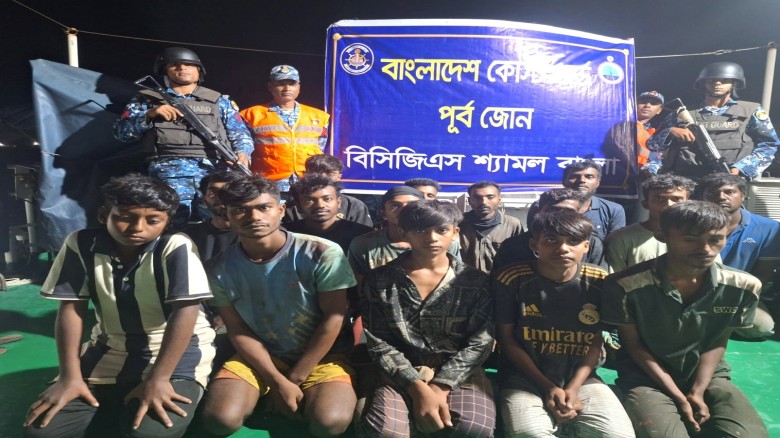 চট্টগ্রাম বহিঃনোঙ্গরে চোরাই মালামালসহ ১৬ চোরাকারবারি আটক