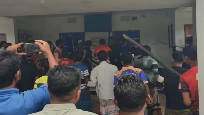 টেকনাফে গণশুনানি চলাকালে ইউপি কার্যালয়ে হামলা, আহত ৫