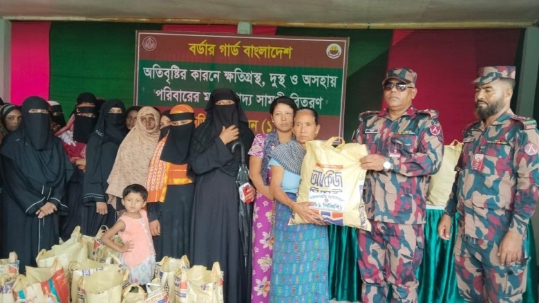 ভারী বর্ষণে ক্ষতিগ্রস্ত ৬০ পরিবারের পাশে ১১ বিজিবি, ত্রাণ বি