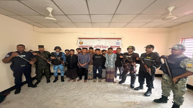 টেকনাফের এফডিএমএন ক্যাম্পে যৌথ বাহিনীর অভিযান: অস্ত্র, গুলি,