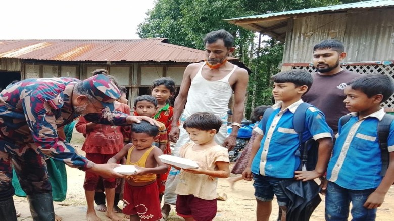 বন্যাকবলিত ২০০ শিশুর পাশে ১১ বিজিবি, খাবার, বিস্কুট ও কেক বি