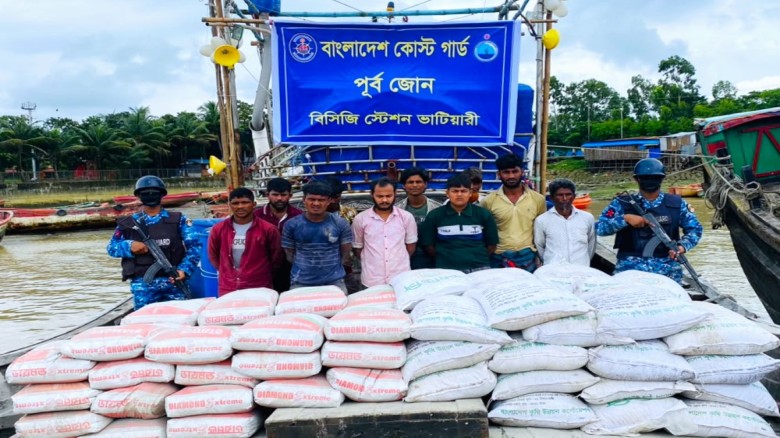 মিয়ানমারে পাচারের সময় সিমেন্ট-সার জব্দ, আটক ১০