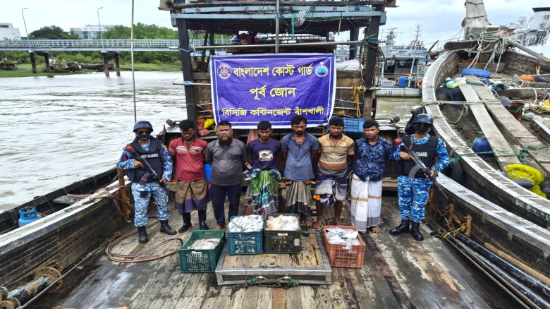 বাঁশখালীতে কোস্ট গার্ডের অভিযানে অবৈধ ট্রলিং বোট জব্দ, ৬ জেল
