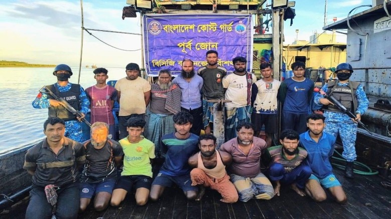 বাঁশখালীতে অবৈধ ট্রলিং বোট জব্দ, ১৬ জেলে আটক