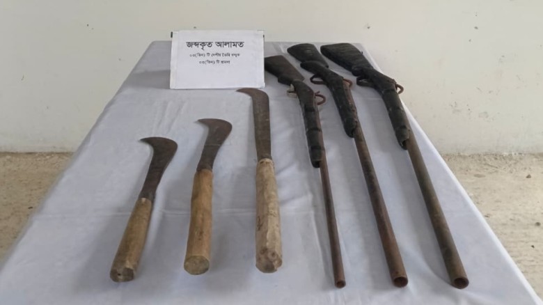 রামুতে র‌্যাবের অভিযানে তিনটি দেশীয় বন্দুক ও অস্ত্র উদ্ধার