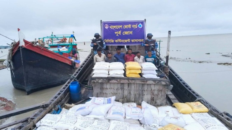 মায়ানমারে পাচারের সময় বিপুল পরিমাণ সার ও খাদ্যপণ্যসহ ছয়জন আট