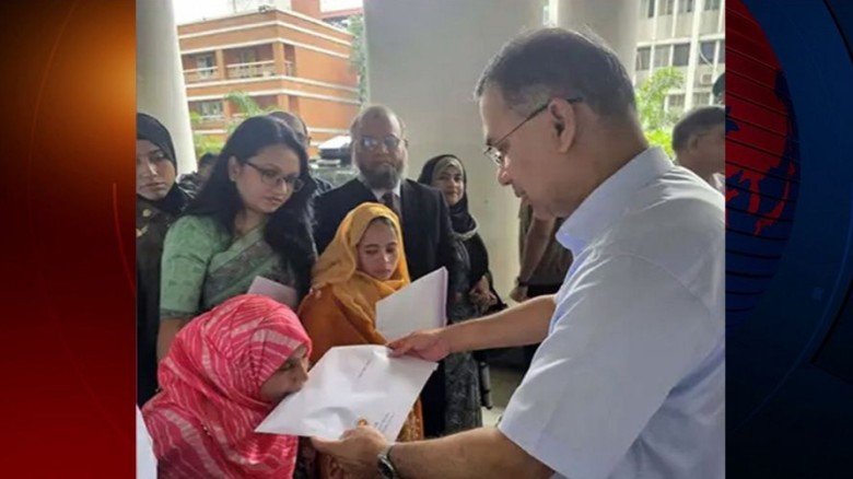 প্রতিবন্ধী তিন ব্যক্তির হাতে নিয়োগপত্র তুলে দিলেন প্রধানমন্ত্রী...