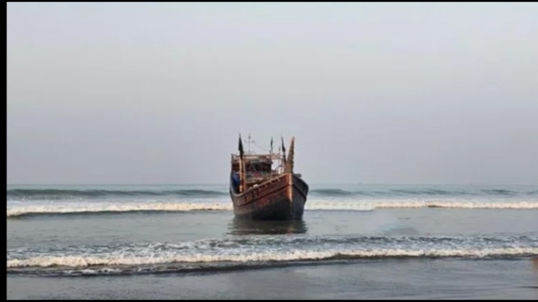 টেকনাফ উপকূলে রোহিঙ্গাবাহী নৌকাডুবি, ১৮ জন উদ্ধার