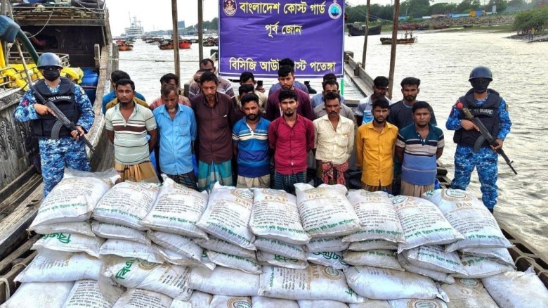 মায়ানমারে পাচারের সময় ২২ হাজার ৫০০ কেজি ডিএপি সার জব্দ, আটক 