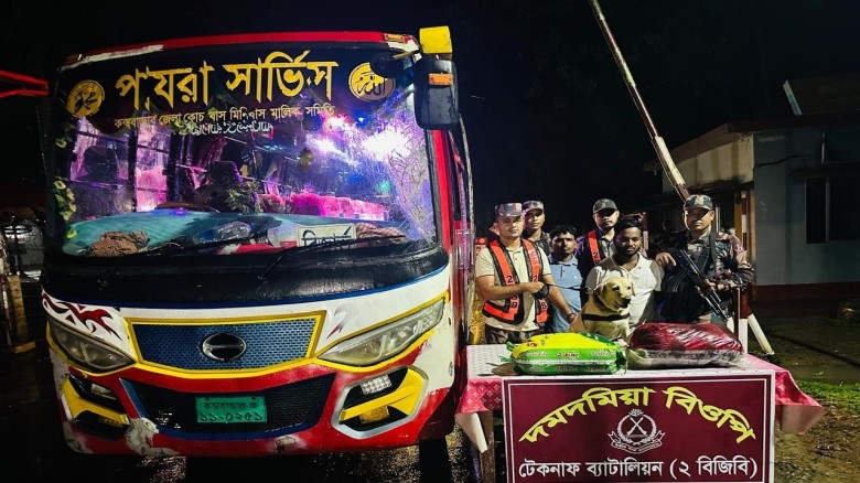 দমদমিয়ায় বিজিবির অভিযানে ৪৫ লিটার চোলাই মদ ও যাত্রীবাহী বাস 
