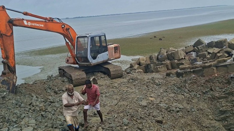 পেকুয়ায় রাতের আঁধারে বেড়িবাঁধ কেটে নাসি বসানোর চেষ্টা, স্কেভ
