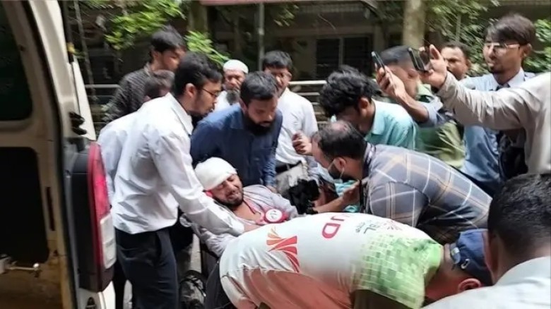 জগন্নাথ বিশ্ববিদ্যালয়ে ছাত্রদল-শিবির সংঘর্ষ, আহত ৫০ জনের বেশ