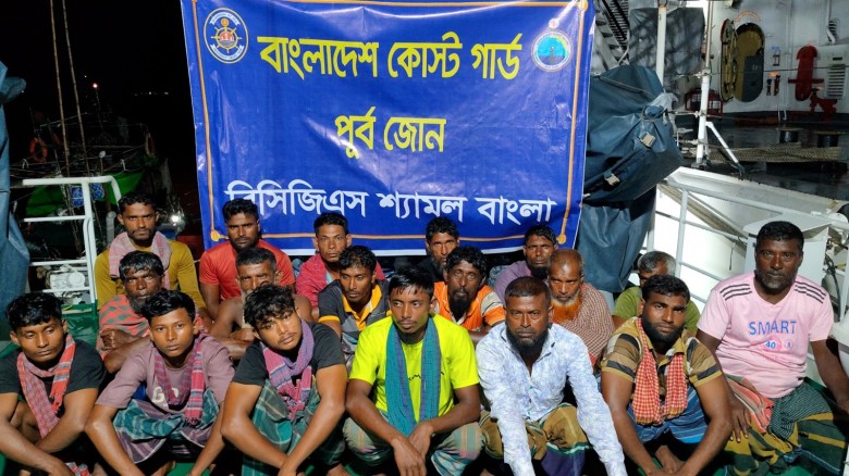 গভীর সমুদ্রে বিকল ফিশিং বোটসহ ১৮ জেলেকে উদ্ধার করেছে কোস্ট গ
