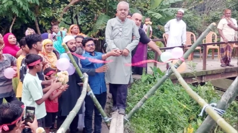 লাল ফিতা কেটে বাঁশের সাঁকো উদ্বোধন, সামাজিক যোগাযোগ মাধ্যমে 