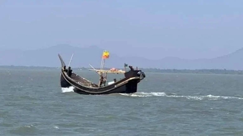 ট্রলারসহ তিন জেলেকে ধরে নিয়ে গেল আরাকান আর্মি