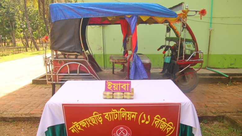 নাইক্ষ্যংছড়িতে ইজিবাইক থেকে ৩০ হাজার ১০০ পিস বার্মিজ ইয়াবা উদ্ধার...