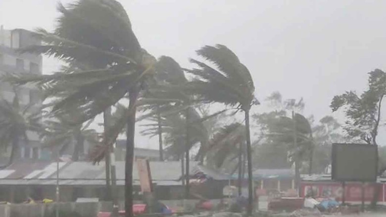 রাত ১টার মধ্যে কক্সবাজারে ঝোড়ো হাওয়া ও বজ্রবৃষ্টির সতর্কতা