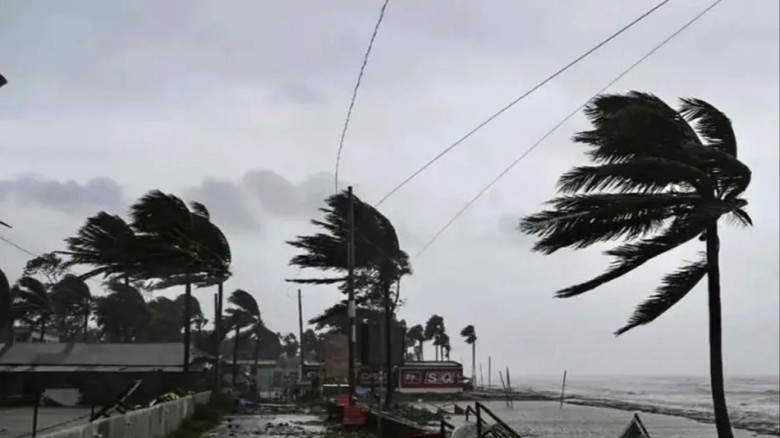 কক্সবাজারে ৬০ কিমি বেগে ঝড়ের আশঙ্কা, নদীবন্দরে ১ নম্বর সতর্ক