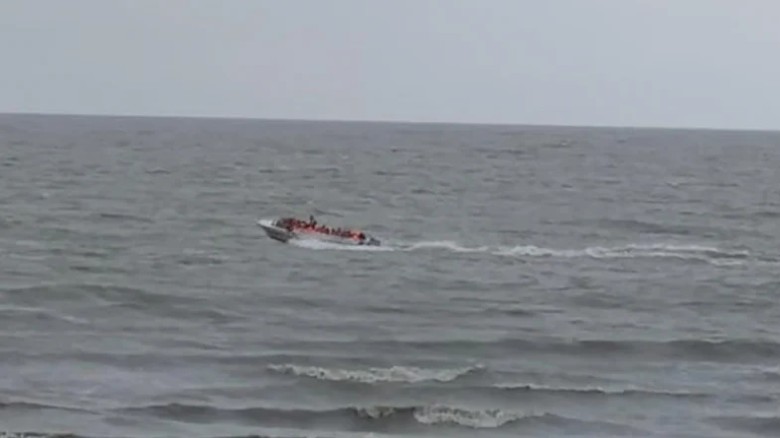 উত্তাল সাগরে মাঝপথে জ্বালানি শেষ, বন্ধ যাত্রীবাহী স্পিডবোট