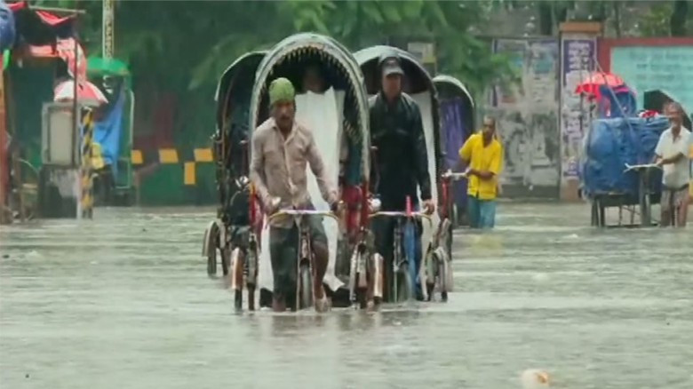 চট্টগ্রাম নগরীতে ভারী বৃষ্টিতে জলাবদ্ধতা, চরম দুর্ভোগে নগরবা