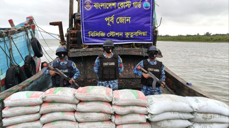মায়ানমারে পাচারের সময় কক্সবাজারে সিমেন্ট-সারসহ বোট জব্দ