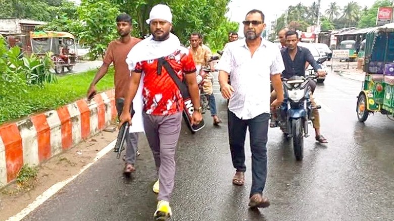 মাথায় কাফনের কাপড়, হাতে অস্ত্র নিয়ে সাবেক ছাত্রদল নেতার মহড়া
