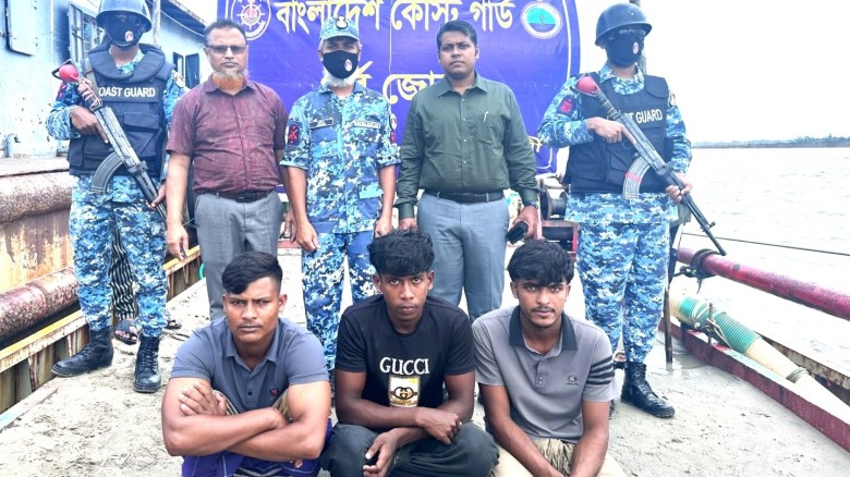 বাঁশখালীতে অবৈধ বালু উত্তোলন, ড্রেজারসহ ৩ জন আটক