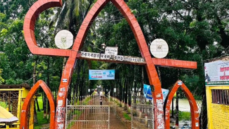 কক্সবাজার সরকারি কলেজ ক্যাম্পাস থেকে রাজনৈতিক ব্যানার-ফেস্টু